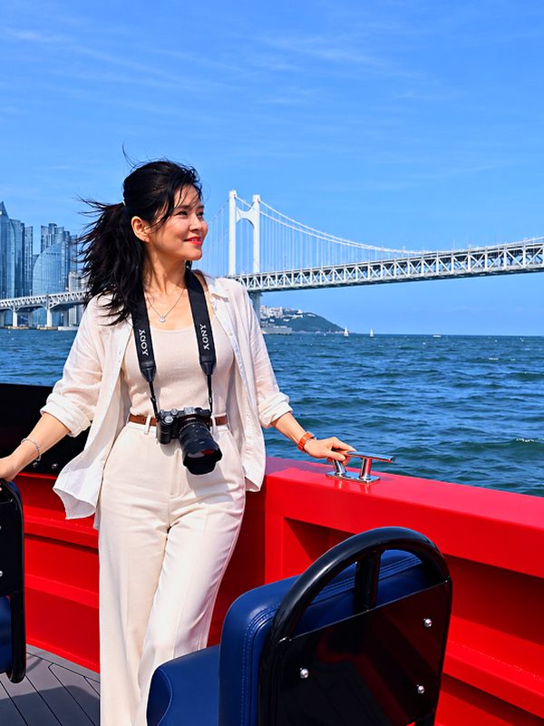 広安大橋の前でボートから写真を撮るお客様