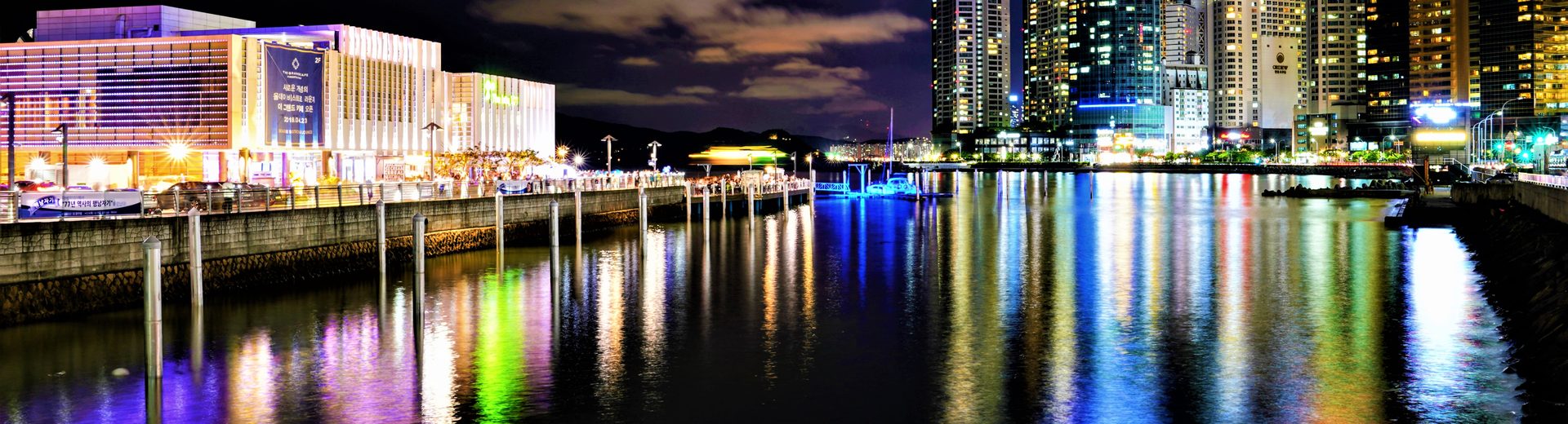 夜景の中のザ・ベイ101全景