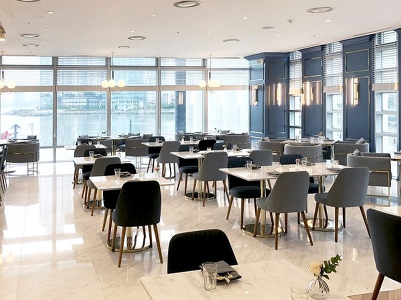 大きな窓のあるThe Grand Cafe