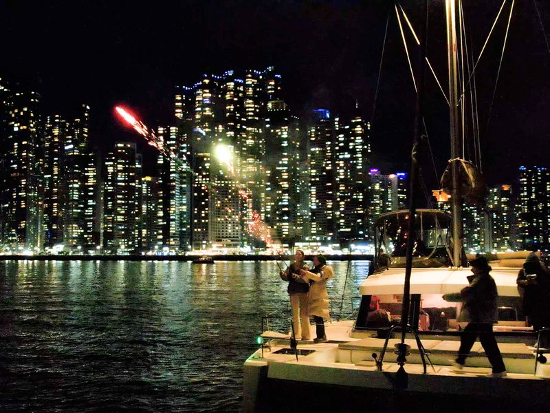 マリンシティの夜景の前、ヨットで楽しむ花火
