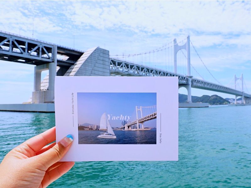 広安大橋の前で撮ったポラロイド写真と専用フレーム