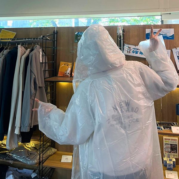 雨の日にお配りするレインコート