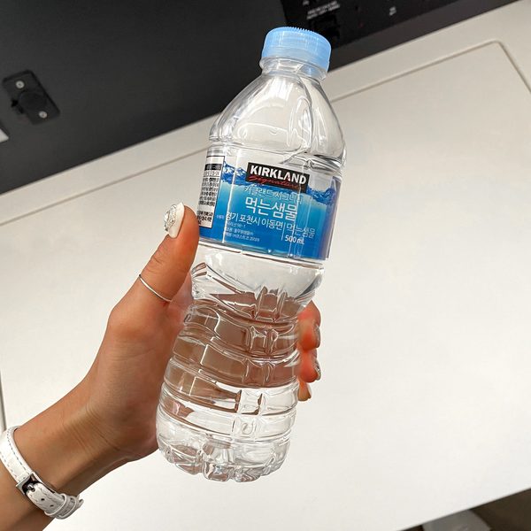 船内でお配りするミネラルウォーター